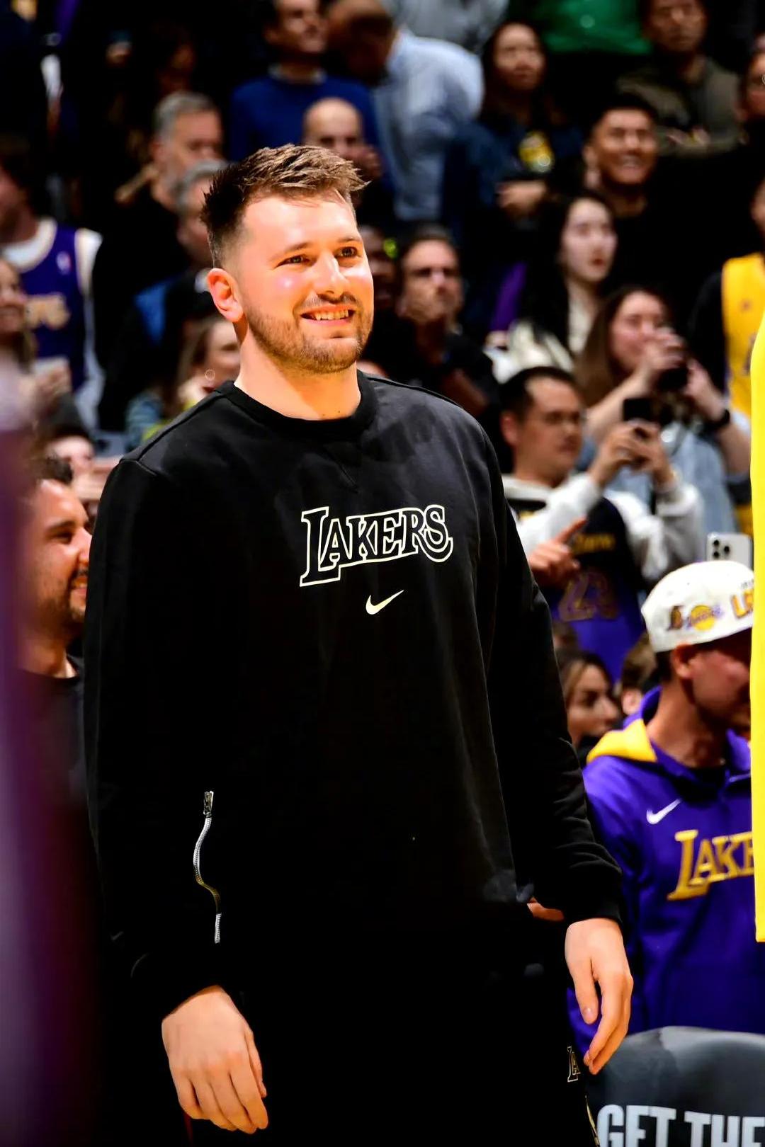  詹姆斯回归赛场，势不可挡首场状态亮眼，TES观众沸腾！